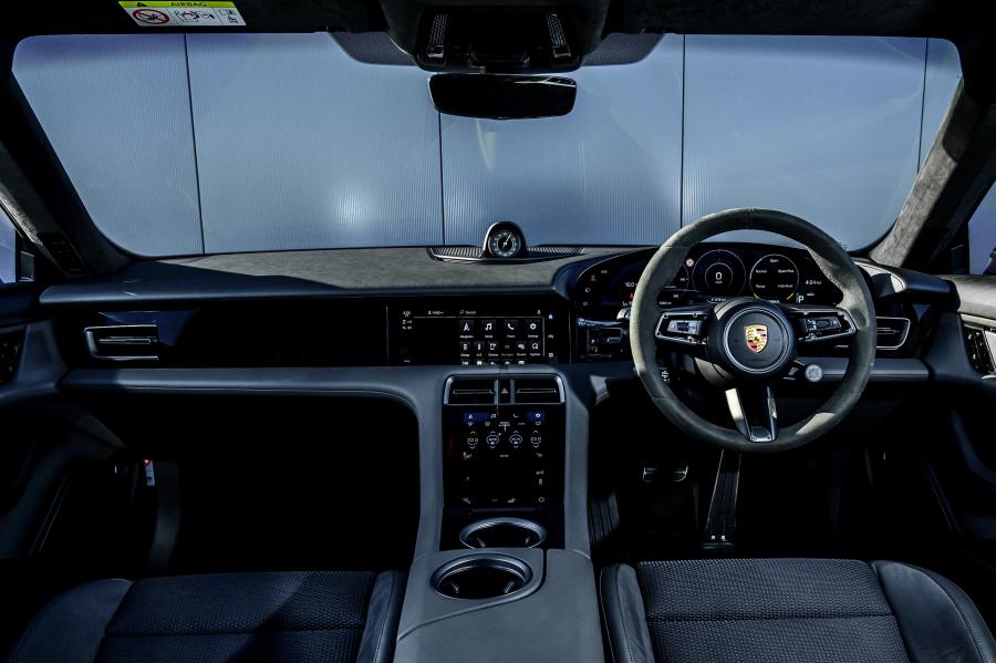 Торпедо Porsche Taycan Turbo S 2020 года  (UK) (фото 29 из 40)